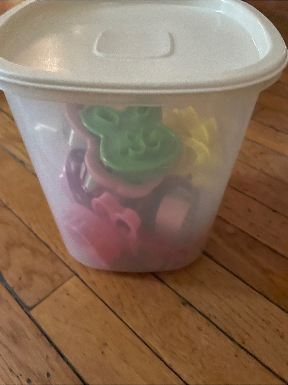 Rubbermaid bin w/ Cookie Cutter Set in Pink, Green, Yellow, Purple